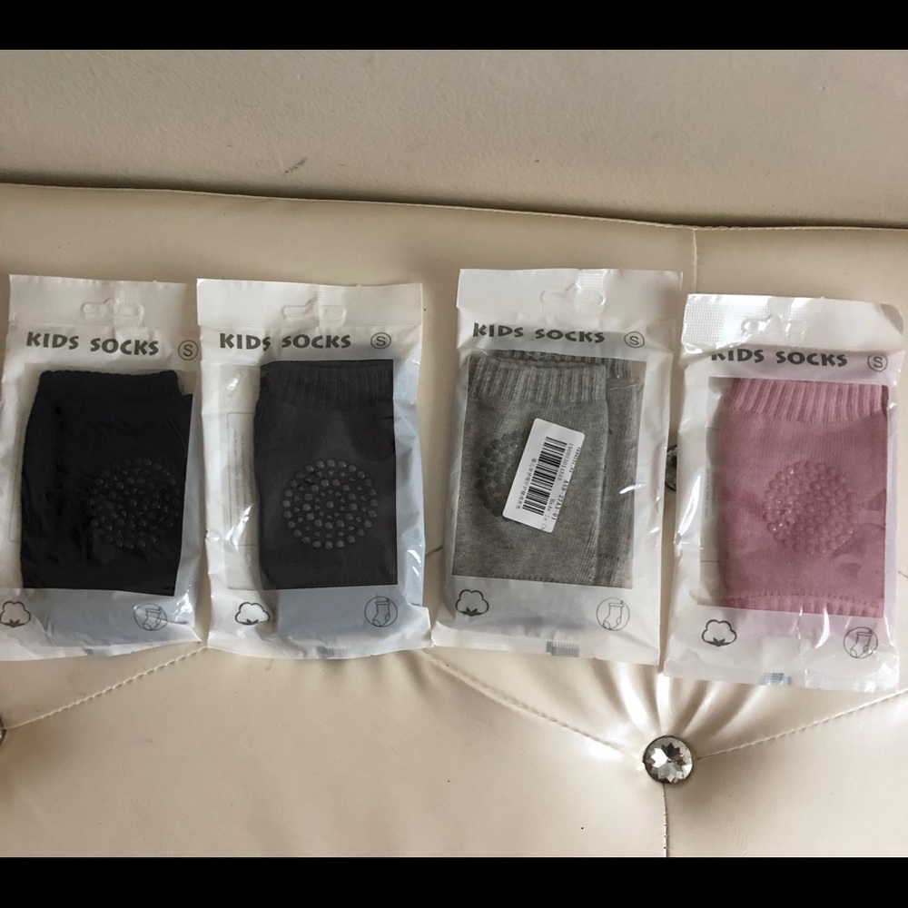 Infants 100% cotton crawler pads.